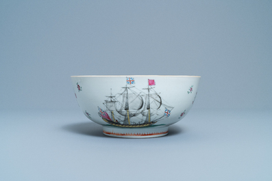 Een Chinese famille rose kom met Britse schepen, Qianlong