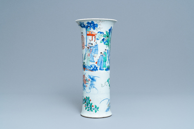 Un vase en porcelaine de Chine wucai &agrave; d&eacute;cor de figures dans un paysage, &eacute;poque Transition