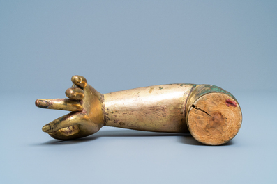 Een Tibetaanse verguld bronzen en koperen arm van Boeddha, Ming
