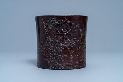 Un pot &agrave; pinceaux en bois de zitan &agrave; d&eacute;cor d'un paysage montagneux, Chine, 17/18&egrave;me