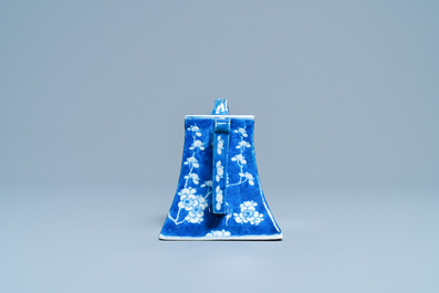 Une th&eacute;i&egrave;re en porcelaine de Chine en bleu et blanc d'apr&egrave;s un mod&egrave;le en gr&egrave;s de Yixing, 19&egrave;me