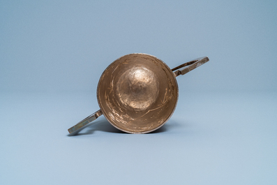 Un troph&eacute;e d&eacute;dicac&eacute; en argent, Shanghai ou Hong Kong, dat&eacute; 1932