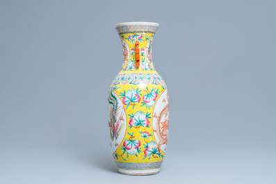 Un vase en porcelaine de Chine famille rose &agrave; d&eacute;cor de dragons et ph&eacute;nix, 19&egrave;me
