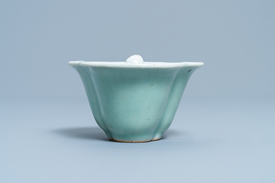 Een Chinees blauw-wit en celadon-geglazuurd 'Lu Hong Jian' of 'Hansje in de kelder' fopkopje, Qianlong