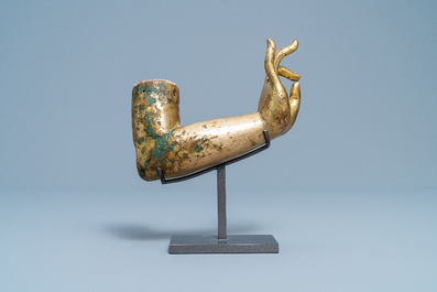 Un bras de bouddha en bronze dor&eacute; et alliage de cuivre, Tibet, Ming