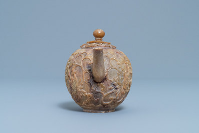 Een Chinese zeepstenen theepot met deksel, Kangxi