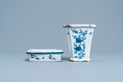 Un pot &agrave; fleurs sur son support en fa&iuml;ence de Delft en bleu et blanc, 18&egrave;me