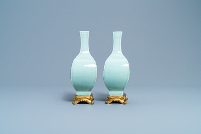 Een paar Chinese monochrome celadon vazen met vergulde bronzen monturen, 18/19e eeuw