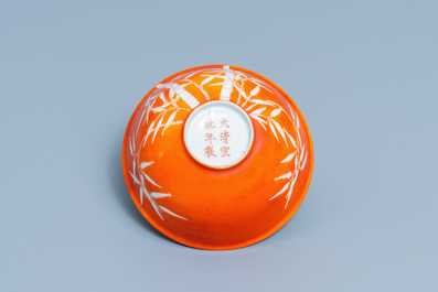Un bol en porcelaine de Chine &agrave; d&eacute;cor de bambou sur fond corail, marque et &eacute;poque de Xuantong