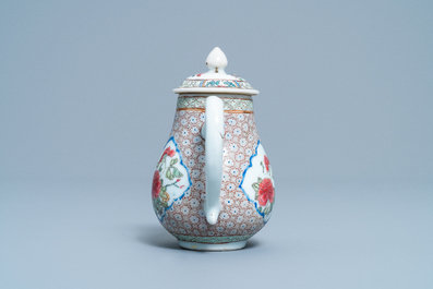 Un pot &agrave; lait couvert en porcelaine de Chine famille rose &agrave; d&eacute;cor d'un coq, Yongzheng