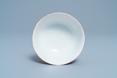 Een Chinese kom met bamboe op koraalrode fondkleur, Xuantong merk en periode