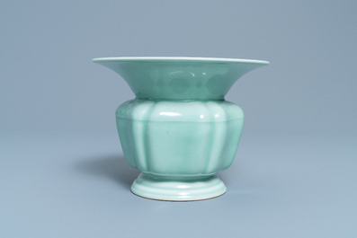 Een Chinese monochrome celadon zhadou, Yongzheng merk, Republiek