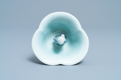 Une tasse surprise en porcelaine de Chine &agrave; &eacute;mail c&eacute;ladon figurant 'Lu Hong Jian' en bleu et blanc, Qianlong
