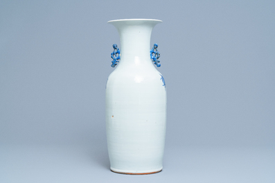 Un vase en porcelaine de Chine en bleu et blanc, 19&egrave;me