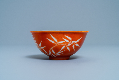 Un bol en porcelaine de Chine &agrave; d&eacute;cor de bambou sur fond corail, marque et &eacute;poque de Xuantong