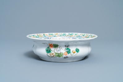 A rare KPM porcelain basin with Cantonese famille verte painting, China and Germany, 19th C.
