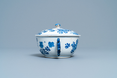 Een Chinese blauw-witte dekselkom met floraal decor, Kangxi