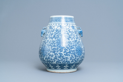 Un vase de forme hu en porcelaine de Chine en bleu et blanc, 19&egrave;me
