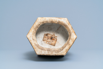 Een hexagonale Chinese qianjiang cai vaas met wijzen in een landschap, 19/20e eeuw