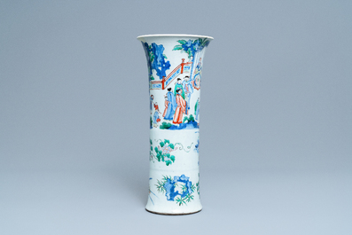 Un vase en porcelaine de Chine wucai &agrave; d&eacute;cor de figures dans un paysage, &eacute;poque Transition