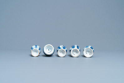 Vier Chinese blauw-witte miniatuur vazen en een huqqa basis, Kangxi