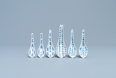 Six cuill&egrave;res en porcelaine de Chine en bleu et blanc, 19/20&egrave;me