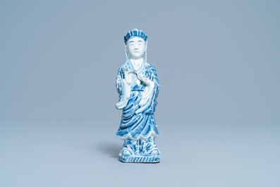 Een Chinese blauw-witte figuur van een staande Bodhisattva, 19e eeuw