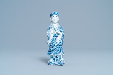 Une figure d'un Bodhisattva debout en porcelaine de Chine en bleu et blanc, 19&egrave;me