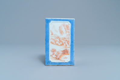 Un pot &agrave; pinceaux de forme carr&eacute;e en porcelaine de Chine, marque de Qianlong, R&eacute;publique
