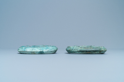 Een paar Chinese bronzen ornamenten, Han of later