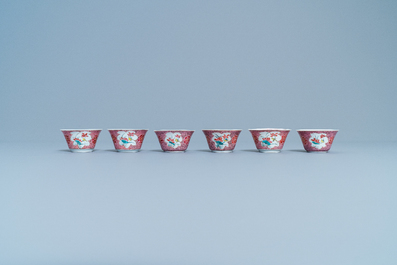Six tasses et soucoupes en porcelaine de Chine famille rose, Yongzheng/Qianlong