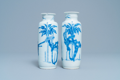 Deux vases de forme rouleau en porcelaine de Chine en bleu et blanc, Kangxi