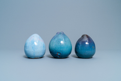 Drie Chinese Shiwan aardewerken modellen van perziken met flamb&eacute; glazuur, 20e eeuw