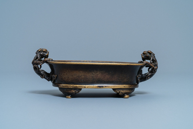 Een Chinese bronzen wierookbrander met chilong handgrepen, Xuande merk, Ming