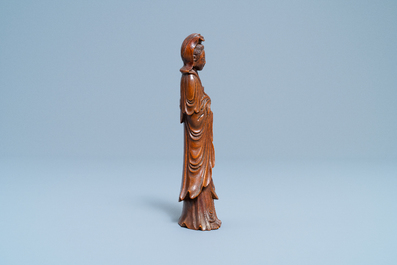 A Chinese carved wooden figure of Guanyin, 18/19th C.