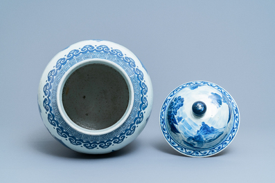 Un grand vase couvert en porcelaine de Chine en bleu et blanc, 19&egrave;me