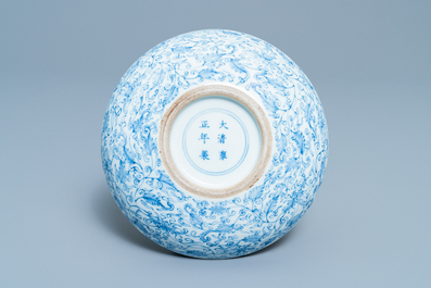 Een Chinese blauw-witte kom met ornamentaal decor, Yongzheng merk, 19e eeuw