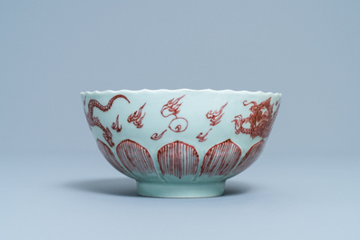 Een Chinese kom met koperrood drakendecor op celadon fondkleur, Kangxi