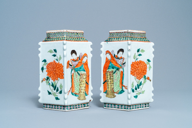 Une paire de vases en porcelaine de Chine famille verte en forme de losange, 19&egrave;me