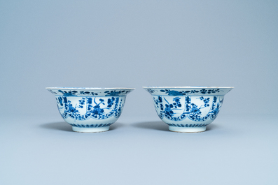 Une paire de bols en porcelaine de Chine en bleu et blanc, Kangxi