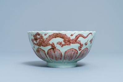 Een Chinese kom met koperrood drakendecor op celadon fondkleur, Kangxi