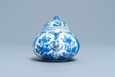 Une th&eacute;i&egrave;re couverte en porcelaine de Chine p&acirc;te tendre en bleu et blanc, Kangxi
