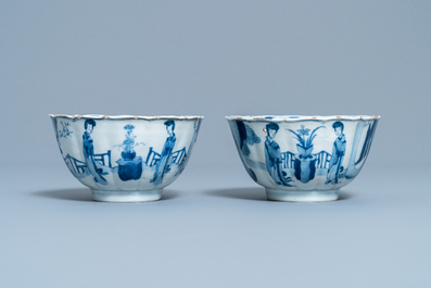 Une paire de bols en porcelaine de Chine en bleu et blanc &agrave; d&eacute;cor de longues dames, marque de Chenghua, Kangxi