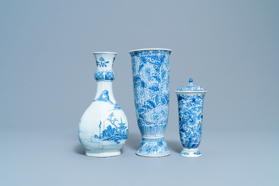 Twee Chinese blauw-witte bekers en een flesvormige vaas, Kangxi/Qianlong