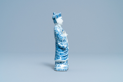 Een Chinese blauw-witte figuur van een staande Bodhisattva, 19e eeuw