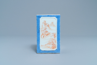Een rechthoekige Chinese penselenbeker met ijzerrode landschapspanelen, Qianlong merk, Republiek