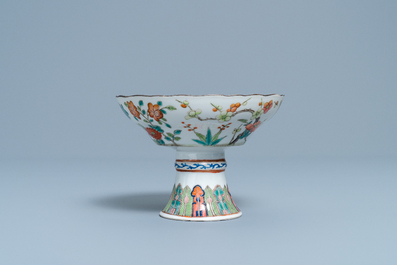 Een Chinese famille rose stem bowl, 19e eeuw