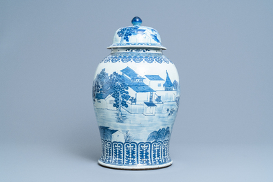 Een grote Chinese blauw-witte dekselvaas, 19e eeuw