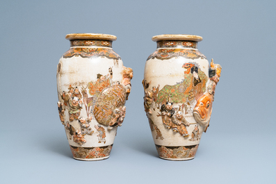 Deux vases en porcelaine Satsuma de Japon &agrave; d&eacute;cor en relief, Meiji, 19&egrave;me