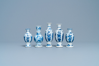 Vier Chinese blauw-witte miniatuur vazen en een huqqa basis, Kangxi